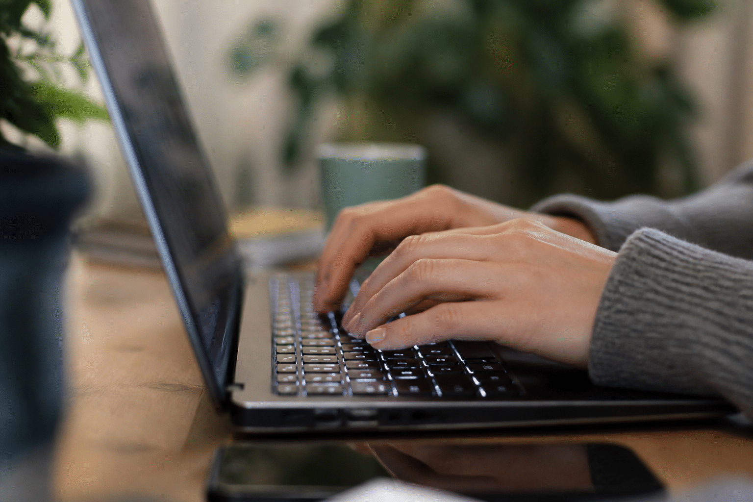 Mains tapant message emotif sur clavier eclaire
