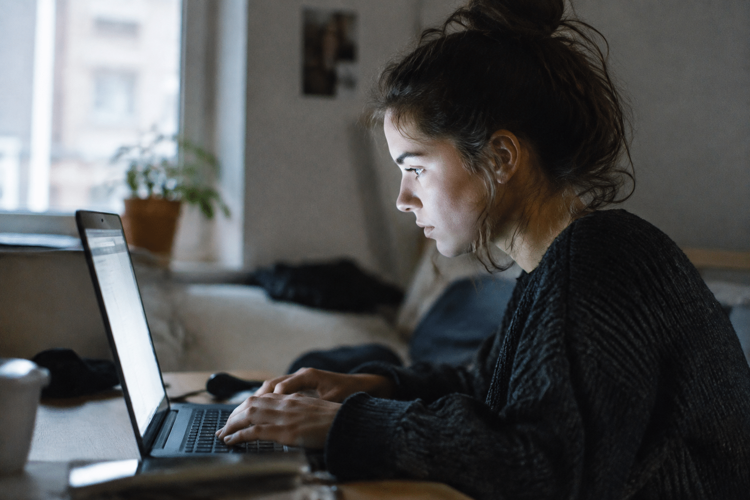 Qu&rsquo;est-ce qui pousse à l&rsquo;amour virtuel et à ces sentiments derrière un écran ?